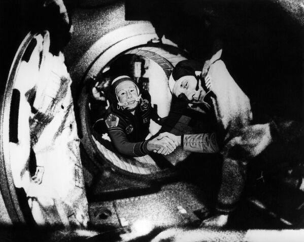 Soyuz-Apolo: 45 años de un apretón de manos espacial entre la URSS y EEUU

 - Sputnik Mundo