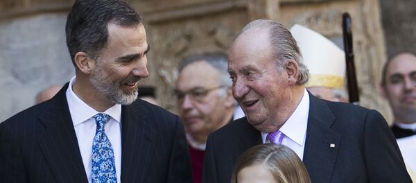 Juan Carlos I, rey emérito, junto a su hijo, Felipe VI, y una de las infantas Juan Carlos I, rey emérito, junto a su hijo, Felipe VI, y una de las infantas - Sputnik Mundo
