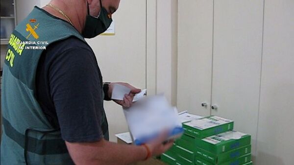 Guardia Civil desmantela red que vendía material sanitario vencido - Sputnik Mundo