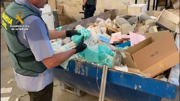 Guardia Civil desmantela red que vendía material sanitario vencido - Sputnik Mundo