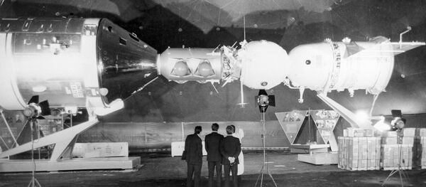 El acoplamiento de las naves espaciales Soyuz, de la URSS (a la derecha), y Apolo, de EEUU (a la izquierda) - Sputnik Mundo