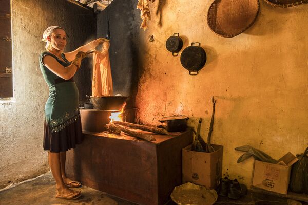 Brasileñas cantan versos de amor por encargo para aplacar el dolor de la pandemia - Sputnik Mundo