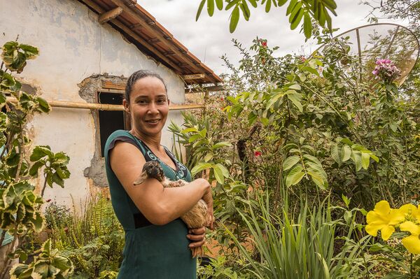 Brasileñas cantan versos de amor por encargo para aplacar el dolor de la pandemia - Sputnik Mundo