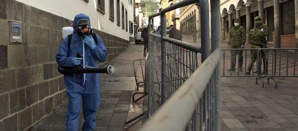 Un militar desinfectando las calles de Quito, Ecuador - Sputnik Mundo