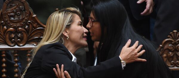 Jeanine Áñez, presidenta transitoria de Bolivia, y Eva Copa, presidenta de la Asamblea Legislativa Plurinacional Jeanine Áñez, presidenta transitoria de Bolivia, y Eva Copa, presidenta de la Asamblea Legislativa Plurinacional - Sputnik Mundo