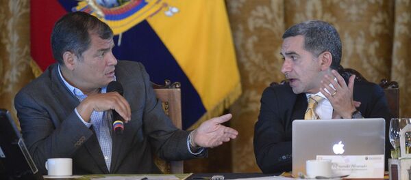 El expresidente de Ecuador, Rafael Correa, junto a su secretario nacional de Comunicación, Fernando Alvarado - Sputnik Mundo