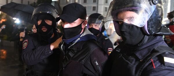 La Policía rusa durante una protesta en Moscú contra las enmiendas constitucionales - Sputnik Mundo