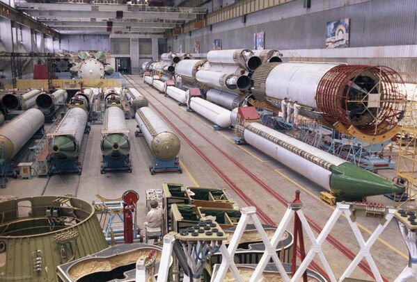 В цехе сборки ракетоносителя Протон. Машиностроительный завод имени М.В. Хруничева - Sputnik Mundo