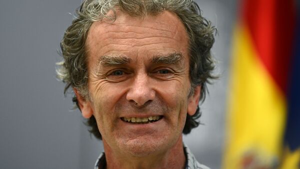 Fernando Simón sonríe en una rueda de prensa - Sputnik Mundo