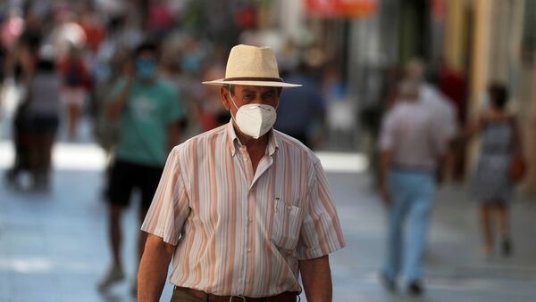Un hombre en mascarilla en España - Sputnik Mundo