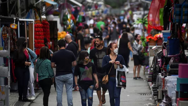 Gente en una calle de Río de Janeiro - Sputnik Mundo