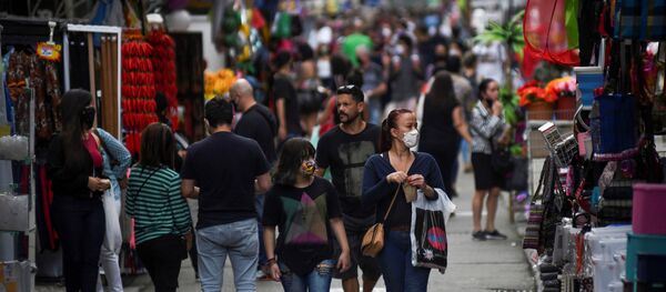 Gente en una calle de Río de Janeiro Gente en una calle de Río de Janeiro - Sputnik Mundo
