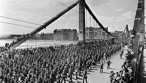 Una columna de prisioneros de guerra alemanes pasa por un puente moscovita