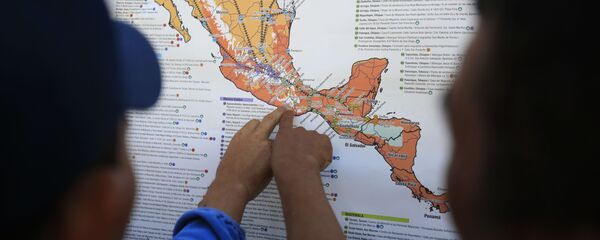 Migrantes centroamericanos planean su recorrido con un mapa en Ciudad de México Migrantes centroamericanos planean su recorrido con un mapa en Ciudad de México - Sputnik Mundo