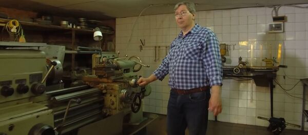 El ingeniero de software Evgueni Ronov posa al lado del equipo utilizado para fabricar su radiotelescopio casero - Sputnik Mundo