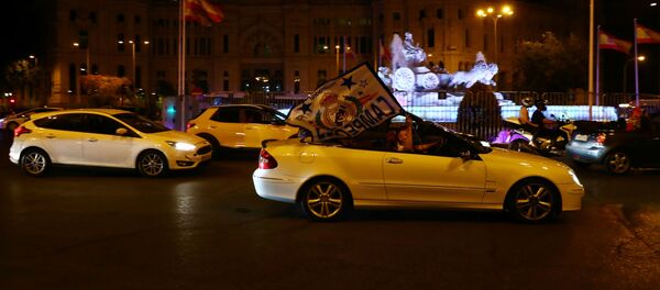 Fanáticos del Real Madrid celebran la victoria de la 34 Liga en la Cibeles dentro de sus vehículos Fanáticos del Real Madrid celebran la victoria de la 34 Liga en la Cibeles dentro de sus vehículos - Sputnik Mundo