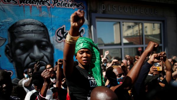 Assa Traoré, hermana de Adama Traoré, un joven francés de origen africano que murió en una operación policial en 2016, participa de una protesta contra la brutalidad policial Assa Traoré, hermana de Adama Traoré, un joven francés de origen africano que murió en una operación policial en 2016, participa de una protesta contra la brutalidad policial - Sputnik Mundo