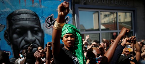 Assa Traoré, hermana de Adama Traoré, un joven francés de origen africano que murió en una operación policial en 2016, participa de una protesta contra la brutalidad policial Assa Traoré, hermana de Adama Traoré, un joven francés de origen africano que murió en una operación policial en 2016, participa de una protesta contra la brutalidad policial - Sputnik Mundo