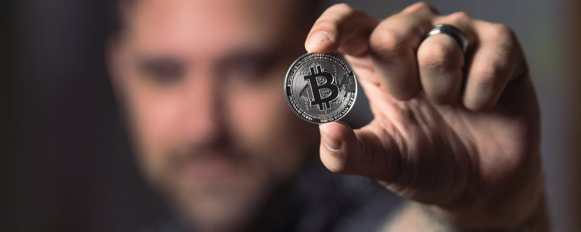 Una persona con una moneda de bitcóin - Sputnik Mundo, 1920, 19.08.2022