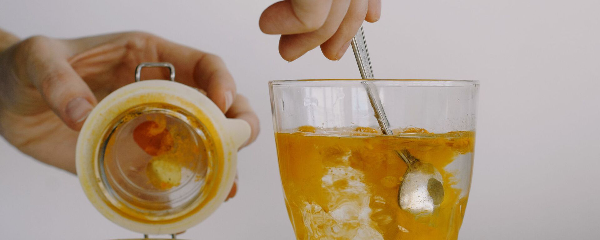 Una bebida con cúrcuma - Sputnik Mundo, 1920, 18.07.2020