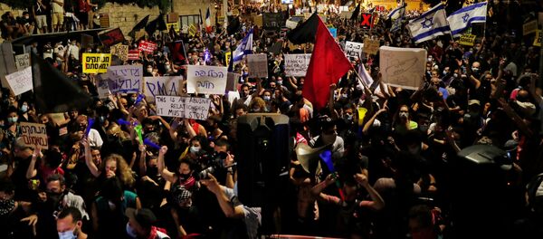 Personas protestan contra el primer ministro israelí, Benjamin Netanyahu, y la respuesta de su gobierno a las consecuencias financieras de la pandemia del coronavirus (14 de julio) - Sputnik Mundo