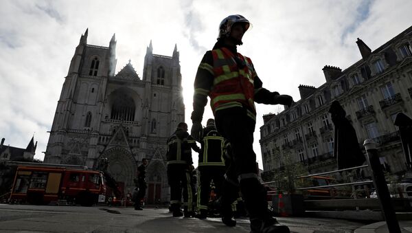 El incendio en la catedral de Nantes - Sputnik Mundo