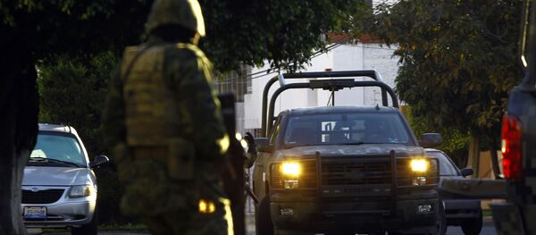 Un soldado durante un operativo de seguridad en Jalisco, México - Sputnik Mundo