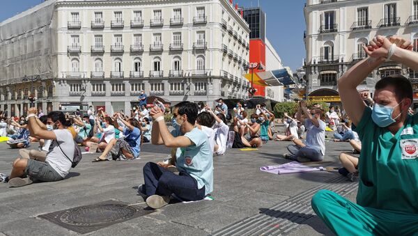 Residentes manifestándose sentados y atados en la Puerta del Sol (Madrid) Residentes manifestándose sentados y atados en la Puerta del Sol (Madrid) - Sputnik Mundo