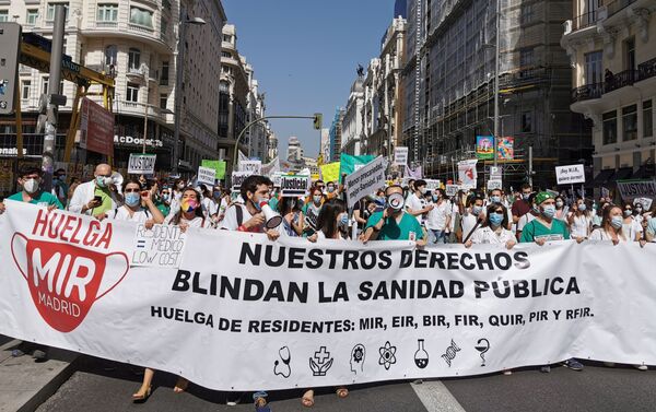 Manifestación de los residentes a su paso por Gran Vía Manifestación de los residentes a su paso por Gran Vía - Sputnik Mundo