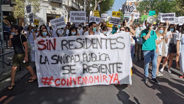 Pancarta de los médicos residentes durante la manifestación de Madrid Pancarta de los médicos residentes durante la manifestación de Madrid - Sputnik Mundo