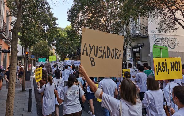 Pancarta de los médicos residentes durante la manifestación de Madrid Pancarta de los médicos residentes durante la manifestación de Madrid - Sputnik Mundo