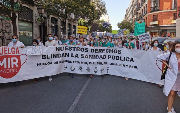 Manifestación de los médicos residentes a su paso por la calle Fuencarral Manifestación de los médicos residentes a su paso por la calle Fuencarral - Sputnik Mundo