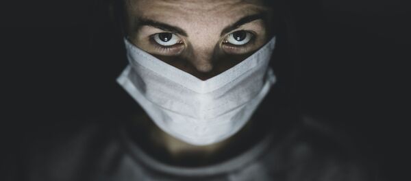 Una mujer en mascarilla - Sputnik Mundo