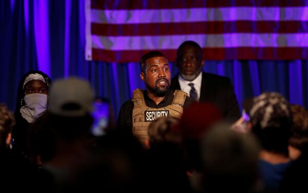 El rapero Kanye West en un evento en Charleston, Carolina del Sur El rapero Kanye West en un evento en Charleston, Carolina del Sur - Sputnik Mundo