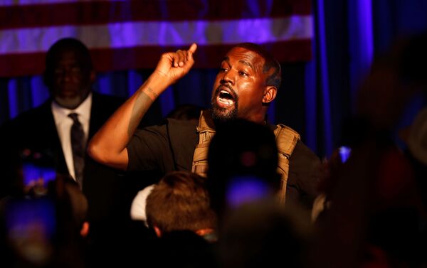 El rapero Kanye West en un evento en Charleston, Carolina del Sur El rapero Kanye West en un evento en Charleston, Carolina del Sur - Sputnik Mundo