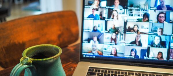 Reunión de amigos por Zoom - Sputnik Mundo