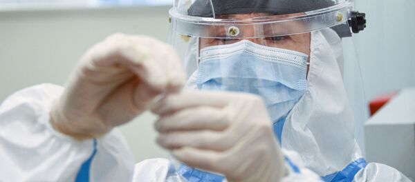 Especialista analiza un test para el coronavirus (archivo) - Sputnik Mundo