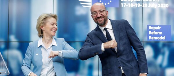 Ursula Von Der Leyen, presidenta de la Comisión Europea, y Charles Michel, presidente del Consejo Europeo, celebran la culminación de la cumbre de cuatro días del Consejo Europeo en Bruselas (Bélgica), el 21 de julio de 2020 - Sputnik Mundo