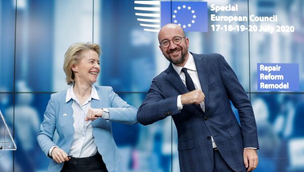 Ursula Von Der Leyen, presidenta de la Comisión Europea, y Charles Michel, presidente del Consejo Europeo, celebran la culminación de la cumbre de cuatro días del Consejo Europeo en Bruselas (Bélgica), el 21 de julio de 2020 Ursula Von Der Leyen, presidenta de la Comisión Europea, y Charles Michel, presidente del Consejo Europeo, celebran la culminación de la cumbre de cuatro días del Consejo Europeo en Bruselas (Bélgica), el 21 de julio de 2020 - Sputnik Mundo