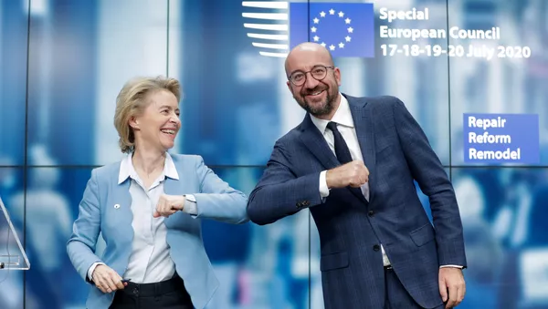 Ursula Von Der Leyen, presidenta de la Comisión Europea, y Charles Michel, presidente del Consejo Europeo, celebran la culminación de la cumbre de cuatro días del Consejo Europeo en Bruselas (Bélgica), el 21 de julio de 2020