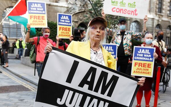 La diseñadora británica Vivienne Westwood en una jaula, en protesta por el encarcelamiento de Julian Assange - Sputnik Mundo