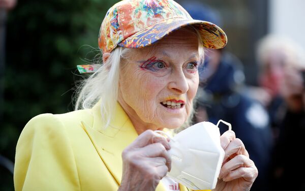 La diseñadora británica Vivienne Westwood en una jaula, en protesta por el encarcelamiento de Julian Assange - Sputnik Mundo