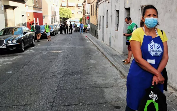 Una asistente al desahucio de Vallecas, en Madrid, esperando con la policía al fondo Una asistente al desahucio de Vallecas, en Madrid, esperando con la policía al fondo - Sputnik Mundo