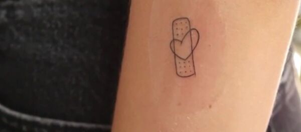 Tatuaje diseñado por Noble Art en homenaje a los sanitarios - Sputnik Mundo