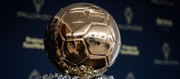 La escultura de un Balón de Oro  - Sputnik Mundo