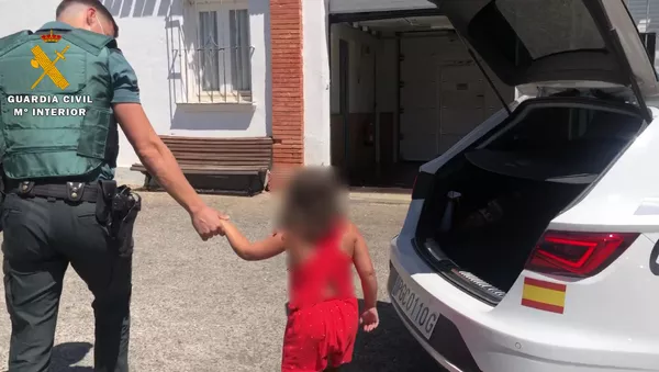 Una niña abandonada en la carretera en La Rioja (España) - Sputnik Mundo