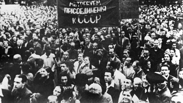 Una manifestación celebrada en Riga en el 18 de julio del 1940 tras las eleciones parlamentarias - Sputnik Mundo