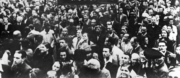 Una manifestación celebrada en Riga en el 18 de julio del 1940 tras las eleciones parlamentarias - Sputnik Mundo