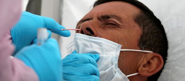 Un hombre realizándose un hisopado - Sputnik Mundo
