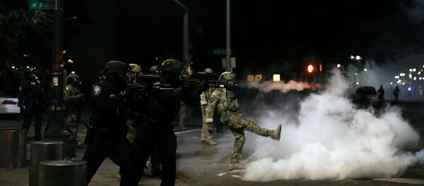 Policía de EEUU durante las protestas en Portland - Sputnik Mundo